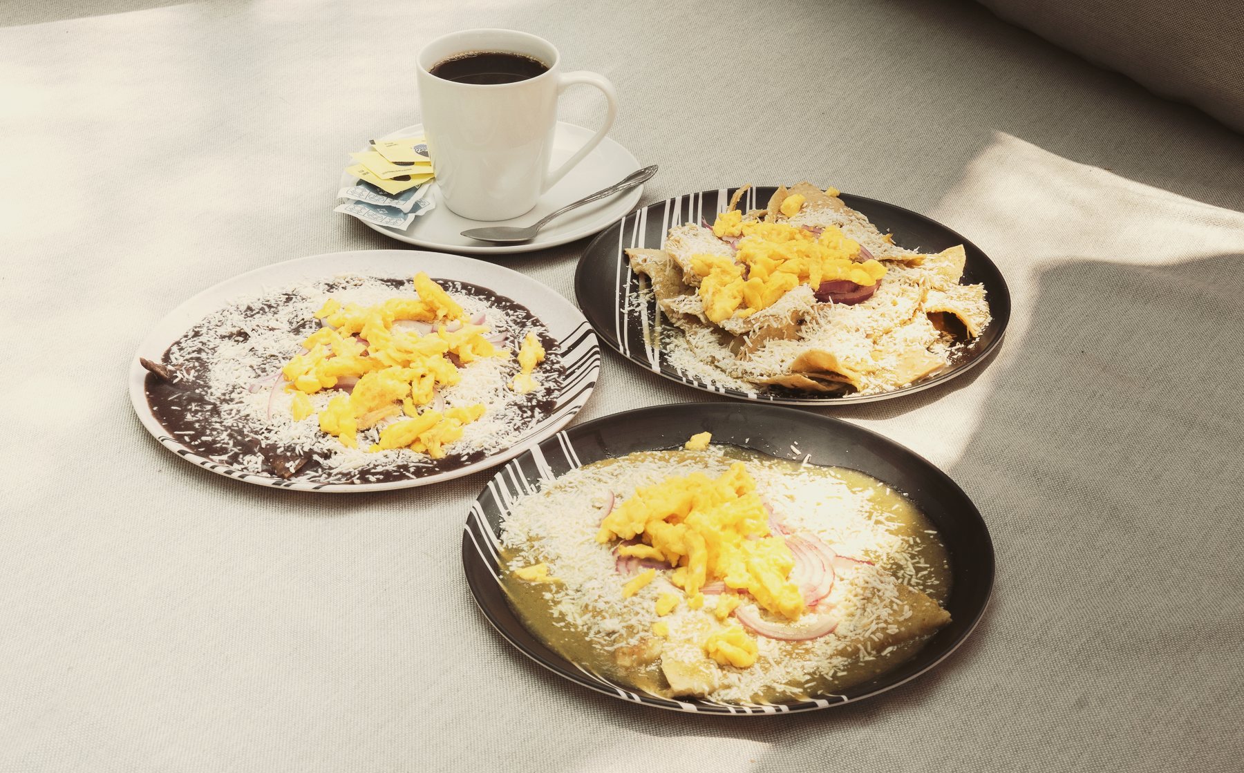 Desayuno de chilaquiles y café en Casa Leah