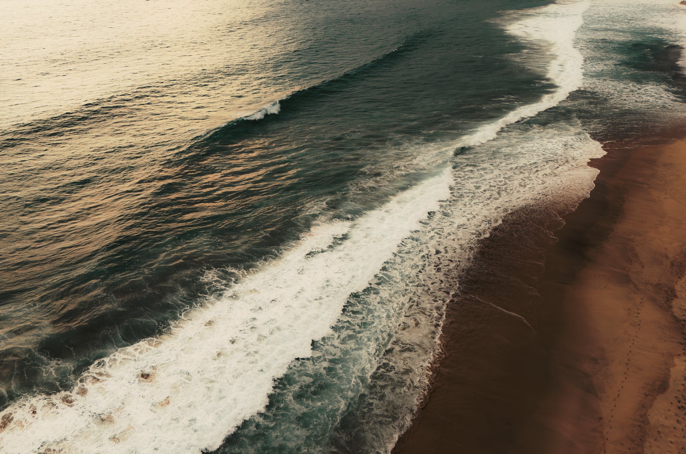 Las olas de Playa Zicatela vistas desde el aire